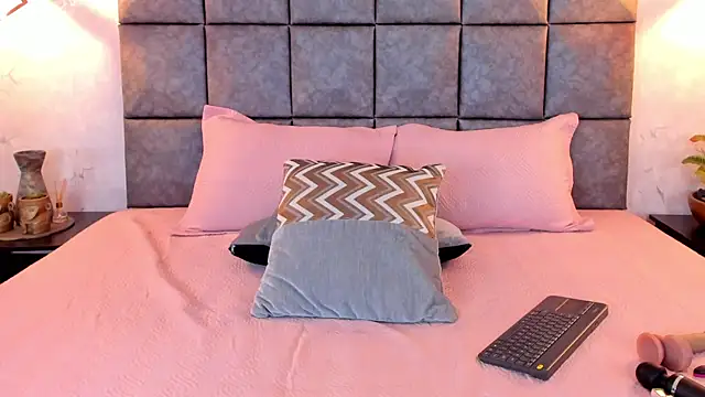 Roseaurora online show from April 26, 1:42 pm