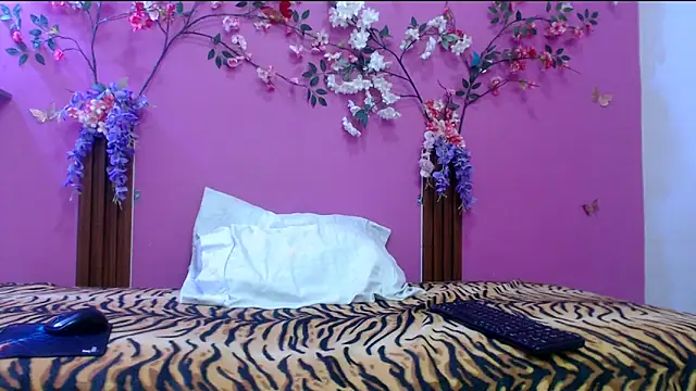 skinnysofia18 online show from March 31, 2:33 am