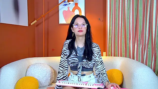 Snapshot of MollyMillsen chatting on September 12, 6:37 pm MollyMillsen online show from September 12, 6:37 pm