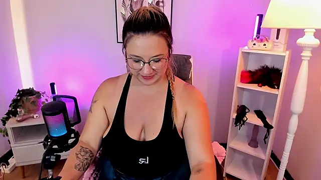 hollie joliie online show from March 29, 2:38 pm