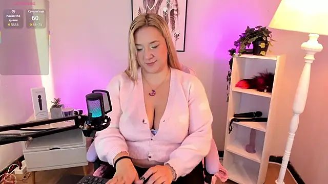 hollie joliie online show from April 20, 12:08 pm