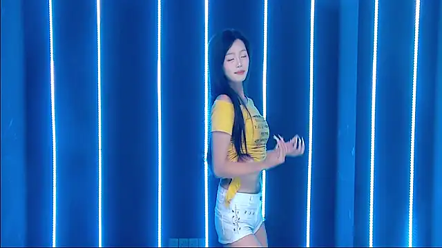 queen-001 online show from October 27, 12:33 pm