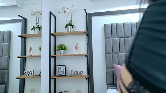 Skyler Fox  online show from April 26, 9:01 pm