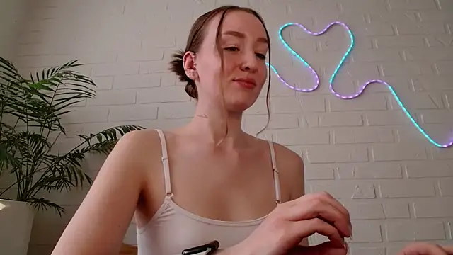 WhitePrincessLuna online show from April 24, 2:09 pm