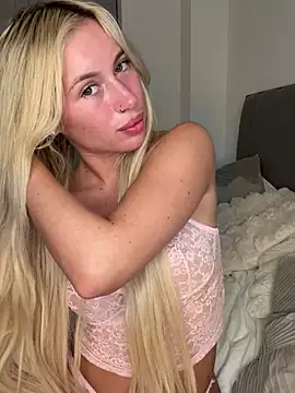 SexySaraxxoo online show from August 1, 10:45 pm
