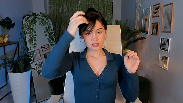 MonicaFarmer online show from April 6, 11:17 pm