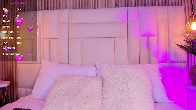 LunaBloomn online show from April 25, 5:21 pm