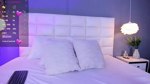 LunaBloomn online show from April 22, 5:32 pm