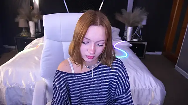 Snapshot of FoxyMayy chatting on October 4, 7:29 pm FoxyMayy online show from October 4, 7:29 pm