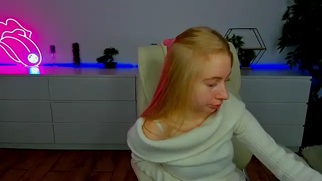 Alina Blonde online show from November 3, 7:12 am