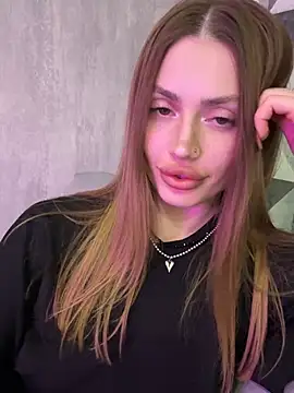 Elizabeth Tay online show from March 23, 6:47 pm