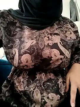 Snapshot of elif25 chatting on October 7, 11:14 am elif25 online show from October 7, 11:14 am