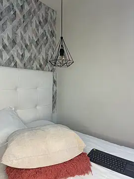 krisstenSantos online show from December 17, 4:44 pm