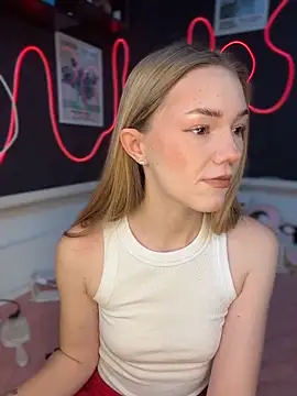 MilaMoone online show from April 19, 10:15 am