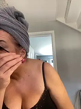 Snapshot of PoppyPrincessxox chatting on October 28, 12:11 pm PoppyPrincessxox online show from October 28, 12:11 pm