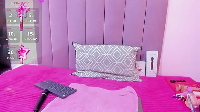 HoollyHendrix online show from September 25, 9:01 pm