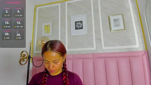 HoollyHendrix online show from January 31, 9:02 pm