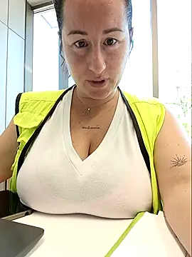 bichota85 online show from April 27, 8:55 am