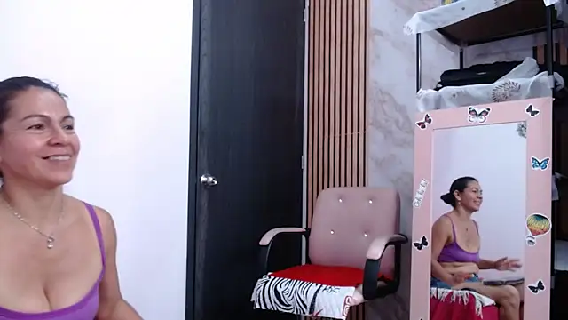 camilavargas  online show from March 31, 11:05 pm