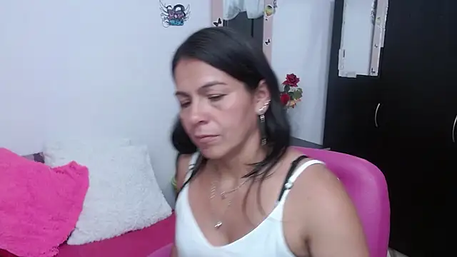 Snapshot of camilavargas_ chatting on October 6, 12:27 am camilavargas online show from October 6, 12:27 am