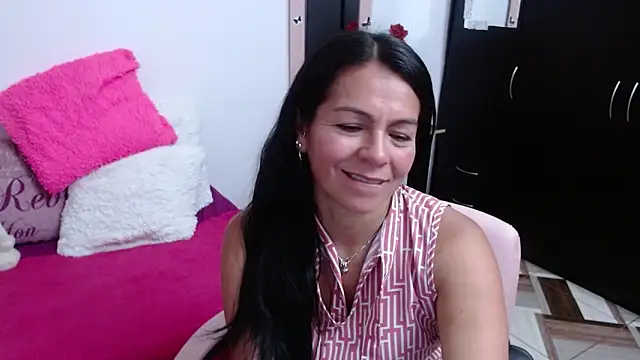 Snapshot of camilavargas_ chatting on September 28, 11:32 pm camilavargas online show from September 28, 11:32 pm