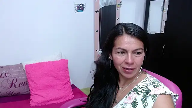 Snapshot of camilavargas_ chatting on October 15, 11:40 pm camilavargas online show from October 15, 11:40 pm