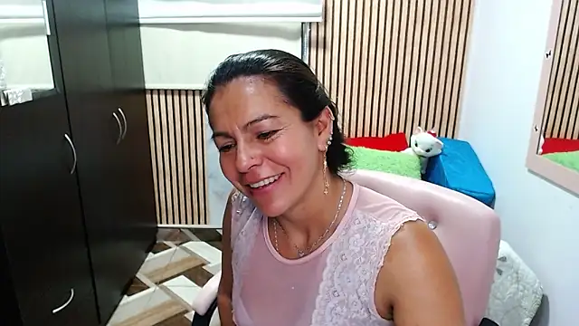 camilavargas  online show from May 15, 11:40 pm