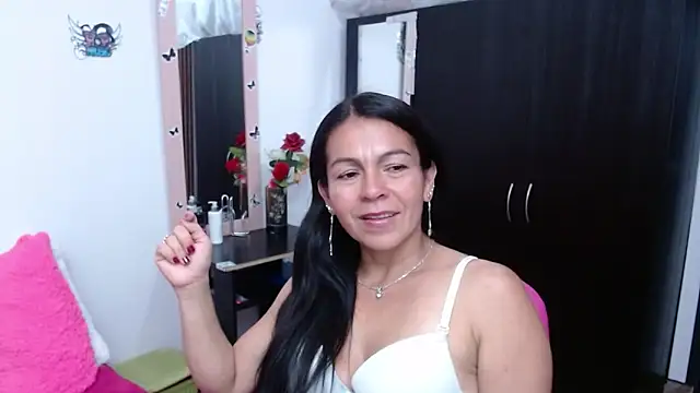 Snapshot of camilavargas_ chatting on October 12, 11:07 pm camilavargas online show from October 12, 11:07 pm