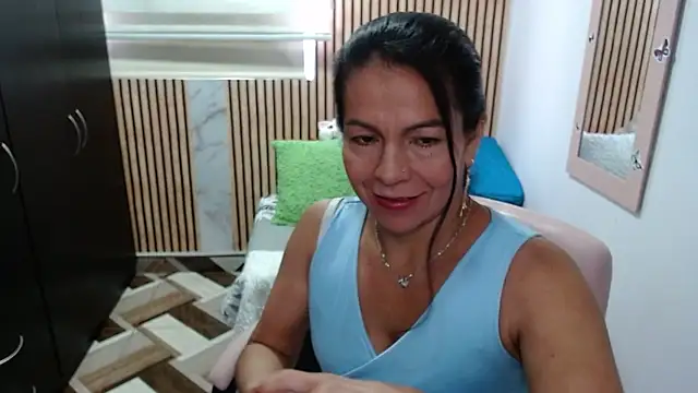 camilavargas  online show from April 22, 9:01 pm