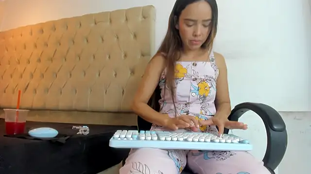 Naomis 35 online show from March 7, 8:16 pm