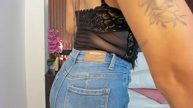 molly lovee  online show from April 24, 7:05 pm