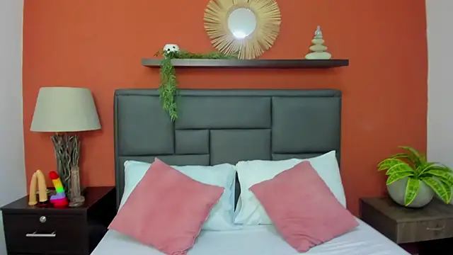 molly lovee  online show from November 6, 12:00 pm