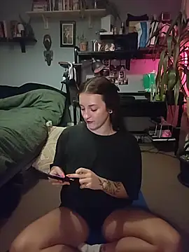 laradoom online show from November 10, 11:55 pm