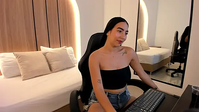 olivia willoow online show from December 14, 3:23 am