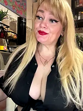 Snapshot of Sweet-blonde chatting on October 4, 4:11 pm Sweet-blonde online show from October 4, 4:11 pm