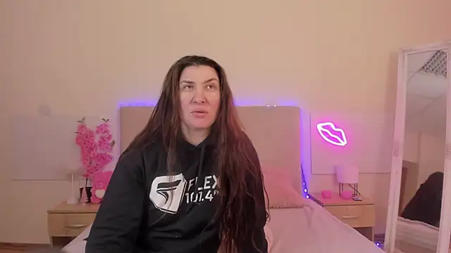 TrishaDarks online show from January 16, 6:20 am