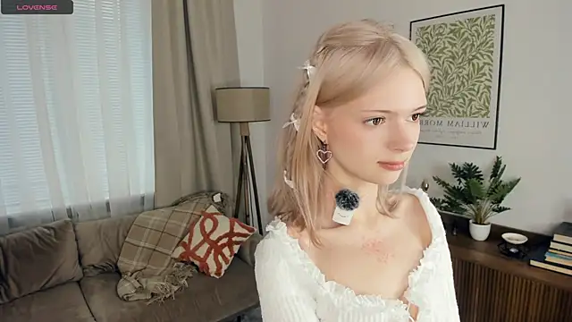 LaureMestler online show from October 16, 8:50 am