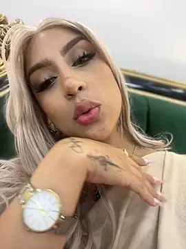 Snapshot of CourtneyRoses chatting on October 2, 10:37 pm CourtneyRoses online show from October 2, 10:37 pm