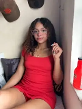 PrettyLia online show from February 5, 6:11 pm