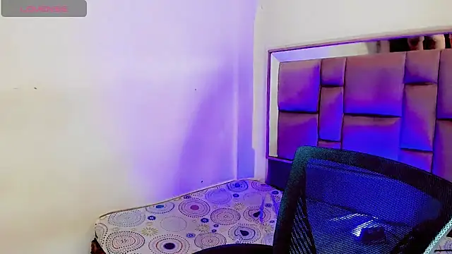 roxanawillts online show from February 12, 9:16 pm