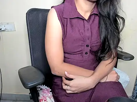 Queen-Bee143 online show from April 23, 11:40 pm