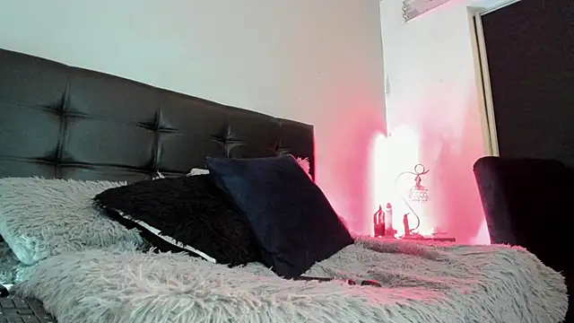Snapshot of MorWen01 chatting on October 17, 1:36 pm MorWen01 online show from October 17, 1:36 pm