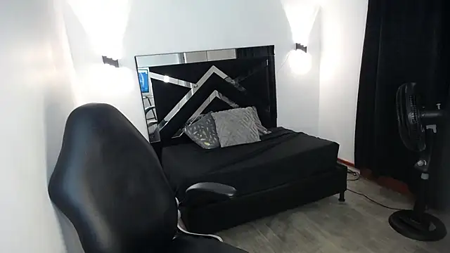 MarianaRojas  online show from March 31, 5:18 am