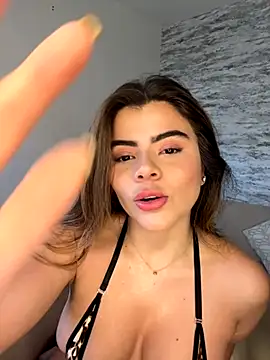 JuliaBelle online show from October 8, 1:48 pm