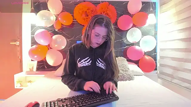 ZOE LE online show from February 18, 12:04 pm