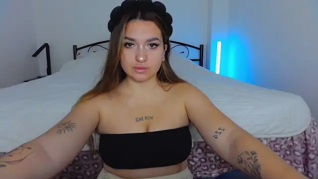 Snapshot of YourEmily_xx chatting on October 20, 6:49 am YourEmily xx online show from October 20, 6:49 am