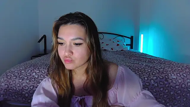 Snapshot of YourEmily_xx chatting on October 12, 9:50 pm YourEmily xx online show from October 12, 9:50 pm
