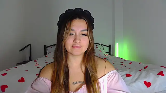 Snapshot of YourEmily_xx chatting on October 14, 10:29 am YourEmily xx online show from October 14, 10:29 am