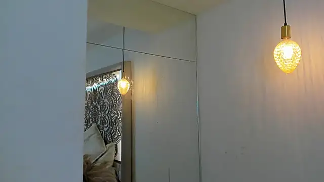 Daphne Nicolle online show from October 18, 7:59 pm