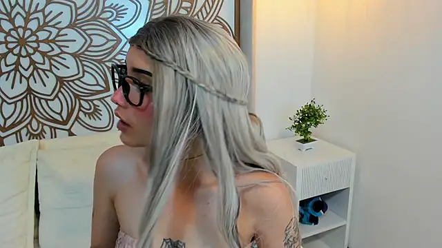 Daphne Nicolle online show from October 17, 7:50 pm